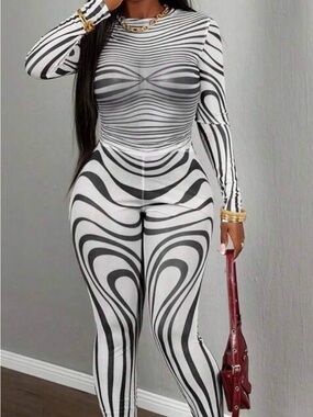 Long-Sleeve Abstract Stripe Bodycon Top - Black & White